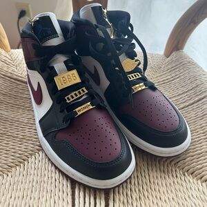 Air Jordan 1 Mid SE ‘Gold Pendants’